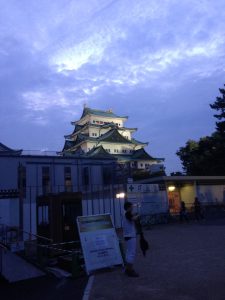 夜になるとライトアップされる名古屋城の様子